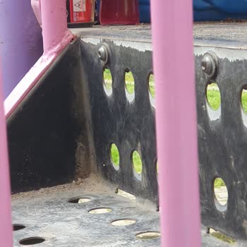 İhsaniye Mahallesi Çocuk Parkında Bozuk Çöp Kovaları Ve Dağılmış Çöpler