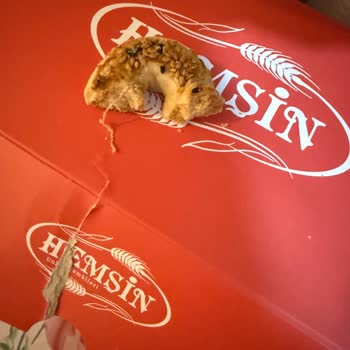 Kurabiyenin İçindeki Uzun İp Gıda Hijyenine Yönelik Ciddi İhlal