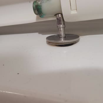 Seramiksan Klozet Kapağı Menteşelerinde Paslanma Ve Yerinden Çıkma, Yedek Parça Bulunamıyor