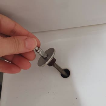 Seramiksan Klozet Kapağı Menteşelerinde Paslanma Ve Yerinden Çıkma, Yedek Parça Bulunamıyor