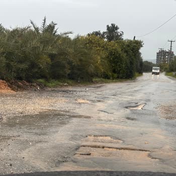 Mimar Sinan Caddesi’nde Çukurlar Ve İnşaat Arkları Yol Güvenliğini Tehlikeye Atıyor