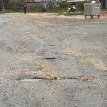 Mimar Sinan Caddesi’nde Çukurlar Ve İnşaat Arkları Yol Güvenliğini Tehlikeye Atıyor