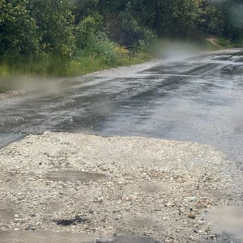 Mimar Sinan Caddesi’nde Çukurlar Ve İnşaat Arkları Yol Güvenliğini Tehlikeye Atıyor
