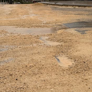 Mimar Sinan Caddesi’nde Çukurlar Ve İnşaat Arkları Yol Güvenliğini Tehlikeye Atıyor