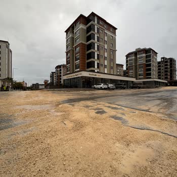 Mimar Sinan Caddesi’nde Çukurlar Ve İnşaat Arkları Yol Güvenliğini Tehlikeye Atıyor