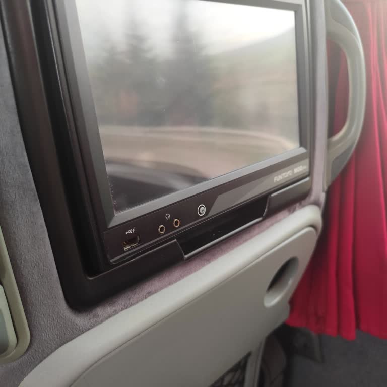 Yüksek Ücret İçin Eksik Emniyet Kemerleri Ve Tablet Hizmeti İddiası