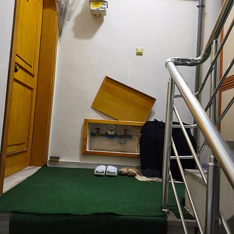 İGDAŞ Ve İSKİ Personelinin Galoş Takmayıp Ayakkabıyla Merdivenlere Girmesi Mağduriyet Oluşturdu