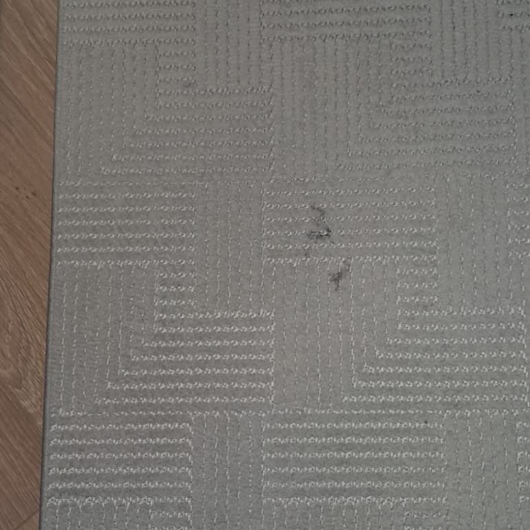 Kaydırmaz Silikon Parçası Kısa Sürede Çözülüyor, Nun Halı Sorumluluk Almıyor