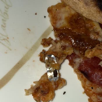 Pizza İçinde Demir Parça, Ağızda Yara