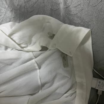 DeFacto'dan Eski Ve Yırtık Gömlek Satışı, Çalışan İlgisizliği