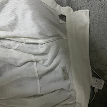 DeFacto'dan Eski Ve Yırtık Gömlek Satışı, Çalışan İlgisizliği