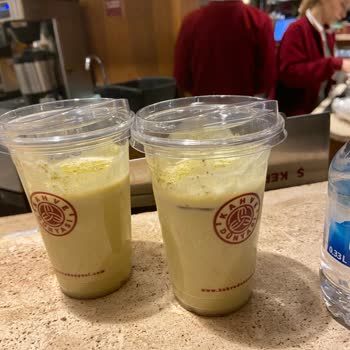 Ücretine Karşı Yarım Dolu Ice Gofrik Latte Ve İlgisiz Çalışan