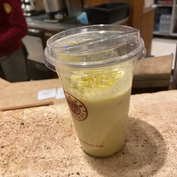 Ücretine Karşı Yarım Dolu Ice Gofrik Latte Ve İlgisiz Çalışan