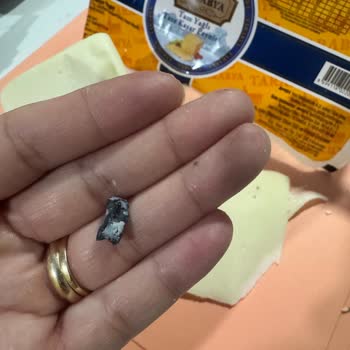 A101 Şubesindeki Tarabya Kaşar Peynirinde Taşa Benzeyen Sert Madde Bulundu