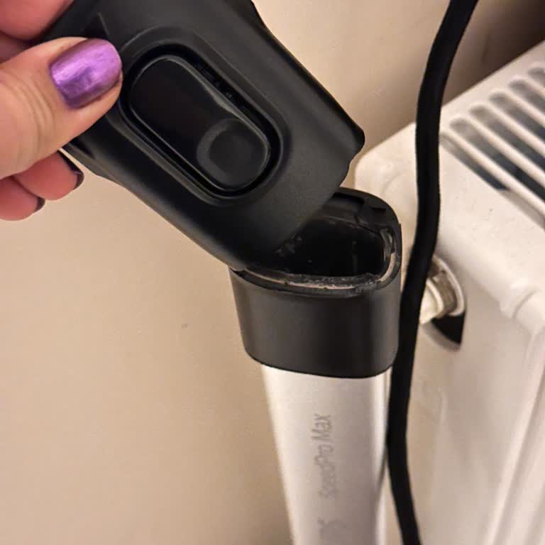 Philips Dik Süpürge Tutma Yerindeki Kısım Kırıldı Ve Ücretsiz Parça Değişimi Talep Ediyorum