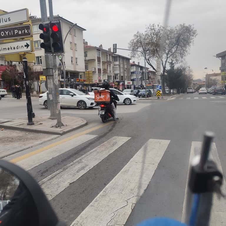 Trendyol GO Kuryesinin Kırmızı Işık İhlali Ve Kask Takmaması