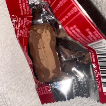 Tadelle Fındıklı Çikolata Alt Tabanda Beyaz Görünüm: Yenen Değil, Sağlık Riski