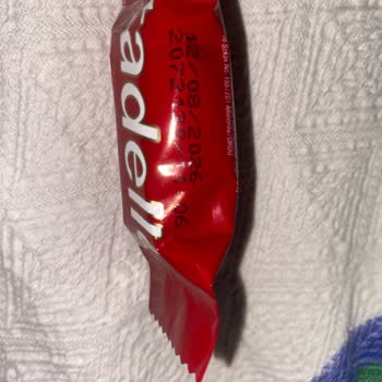 Tadelle Fındıklı Çikolata Alt Tabanda Beyaz Görünüm: Yenen Değil, Sağlık Riski