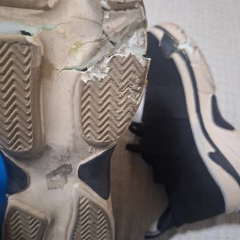 Spor Ayakkabının Tabanı 5 Kullanımda Köpük Gibi Dağıldı