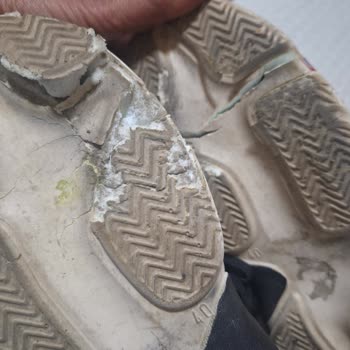 Spor Ayakkabının Tabanı 5 Kullanımda Köpük Gibi Dağıldı