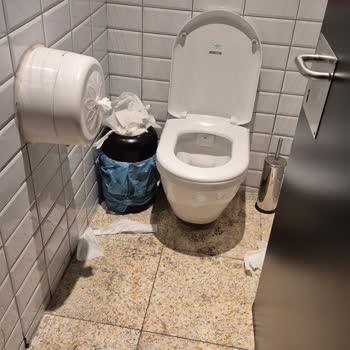 Kadıköy Çarşı Starbucks Tuvaletlerinde Hijyen Sorunu Ve Aşırı Soğuk Klima