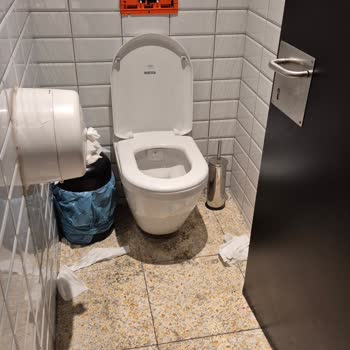 Kadıköy Çarşı Starbucks Tuvaletlerinde Hijyen Sorunu Ve Aşırı Soğuk Klima