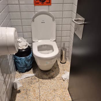 Kadıköy Çarşı Starbucks Tuvaletlerinde Hijyen Sorunu Ve Aşırı Soğuk Klima