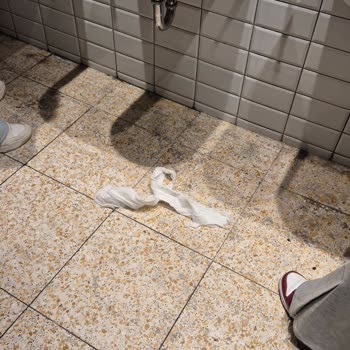 Kadıköy Çarşı Starbucks Tuvaletlerinde Hijyen Sorunu Ve Aşırı Soğuk Klima