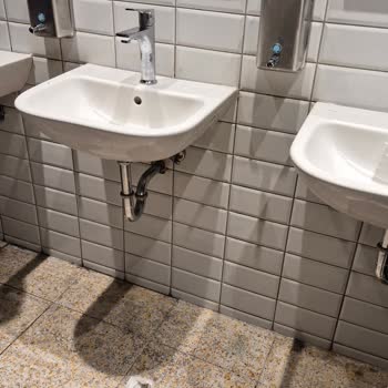 Kadıköy Çarşı Starbucks Tuvaletlerinde Hijyen Sorunu Ve Aşırı Soğuk Klima