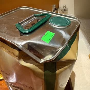 PTT Kargo’nun Dikkatsiz Taşıması Sonucu Zeytinyağı Tenekeleri Ezildi