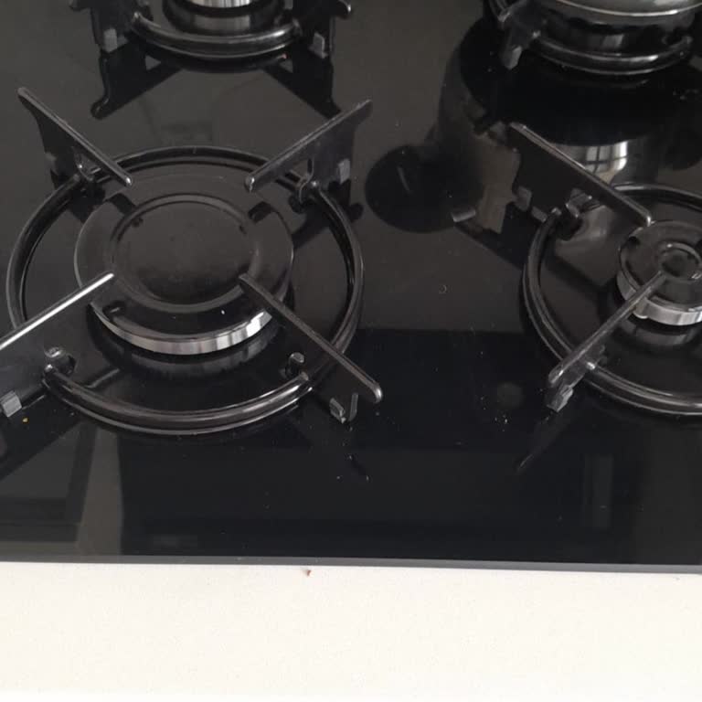 Izgaralar Kaydığı İçin Teka Cam Ocağında Güvenlik Riski