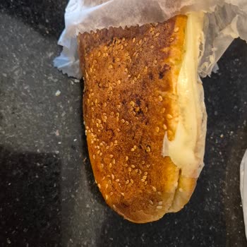 İki Saat Bekleyip Donmuş Tost Aldım, Ücret İadesi Talep Ediyorum