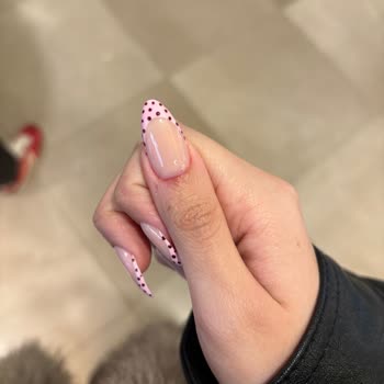 Protez Tırnakta Aşırı Kesim Ve Ağrı, Görünüm Bozukluğu Ve Ücret İadesi Talebi