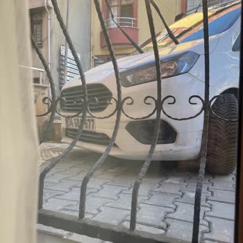 Türk Telekom Çalışanı Kaldırımı Yıktı, Cevap Almıyor