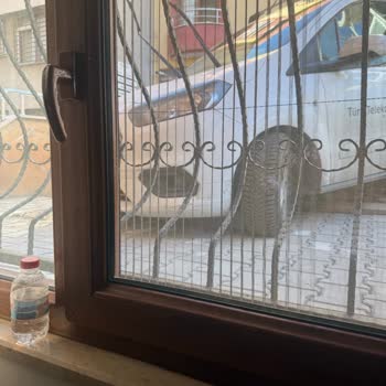 Türk Telekom Çalışanı Kaldırımı Yıktı, Cevap Almıyor