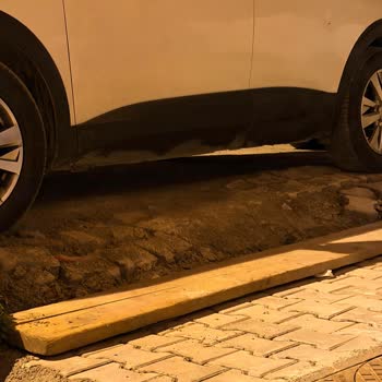 Türk Telekom Çalışanı Kaldırımı Yıktı, Cevap Almıyor