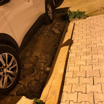 Türk Telekom Çalışanı Kaldırımı Yıktı, Cevap Almıyor