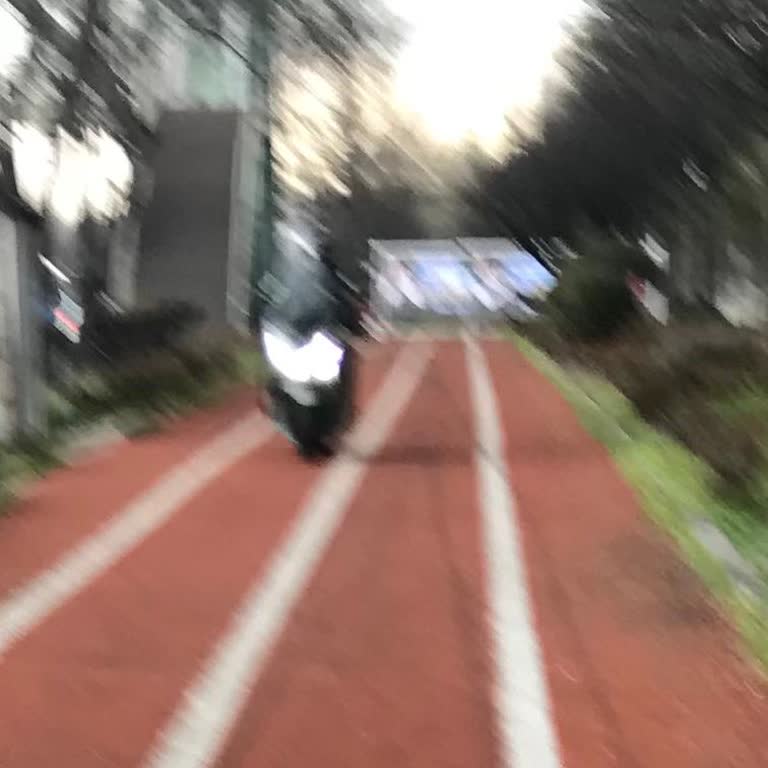 Vigo Kuryelerinin Motosikletle Yayalar Yürüyüş Yolunu Kullanması Tehlikeli