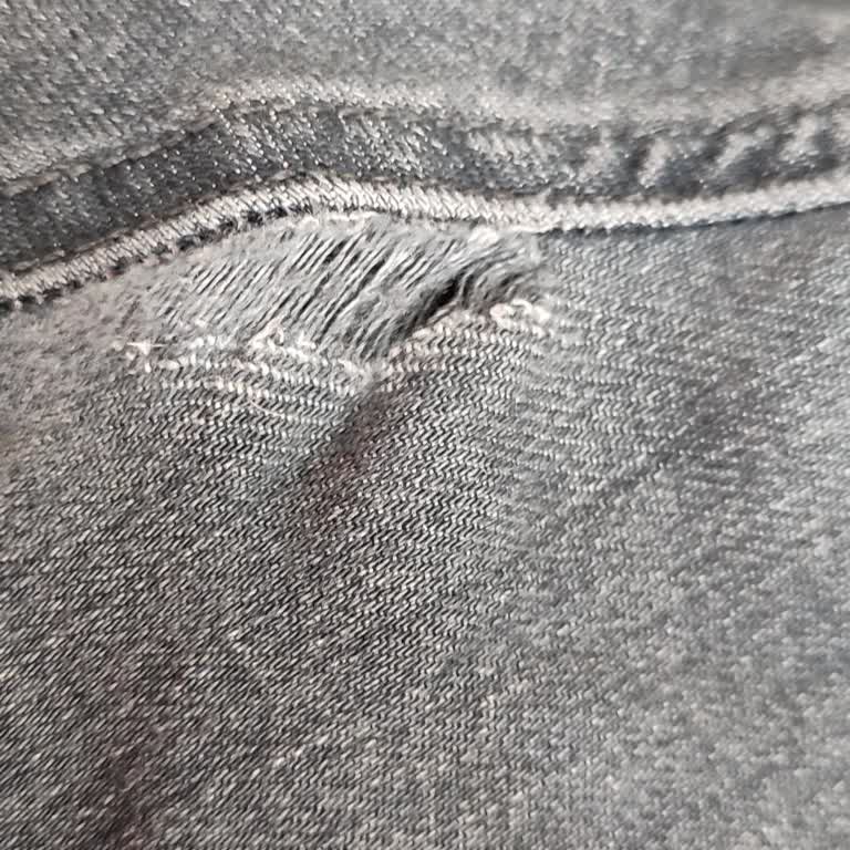 Mavi Pro Denim Kot Pantolonun Arka Ağ Yırtılması Ve Mağazanın İade Reddi