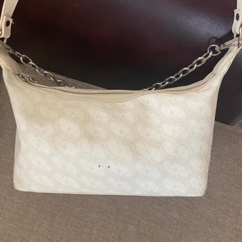 Elle Çantasının Düşen Amblemi İçin Ücretsiz Tamir Talebi