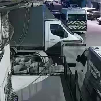 Camı Güneş Almayan Sokakta Büyük Araçların Parkı Engellensin
