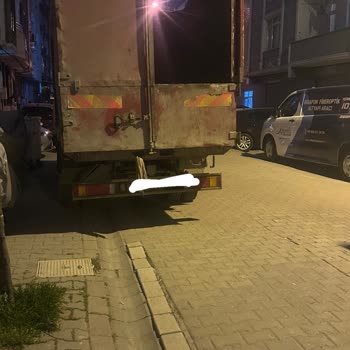 Camı Güneş Almayan Sokakta Büyük Araçların Parkı Engellensin