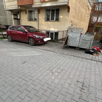 Camı Güneş Almayan Sokakta Büyük Araçların Parkı Engellensin