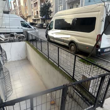 Camı Güneş Almayan Sokakta Büyük Araçların Parkı Engellensin