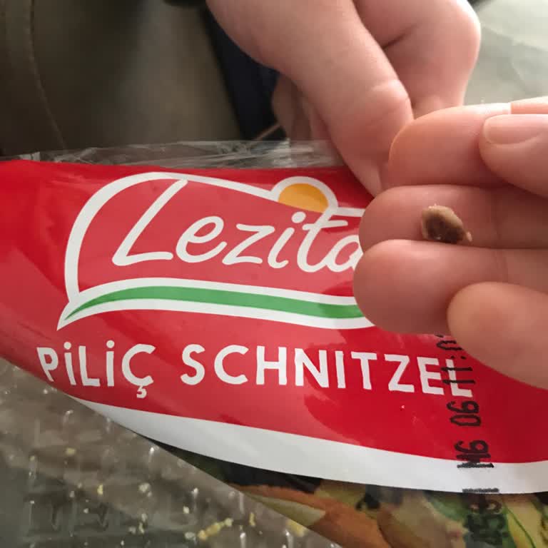 Lezita Piliç Schnitzel Ürünün İçinde Büyük Kemik Parçası