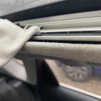 Toyota Auris 2013'te Bagaj Spoiler Ve Cam Tavan Perdesi Arızalarına Ücretsiz Çözüm İsteği