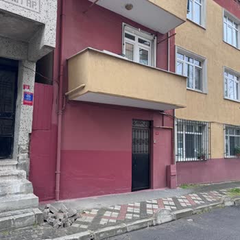 Açıkta Bırakılan Elektrik Kabloları Ve Kaldırım Hasarı Çocuk Ve Engellileri Tehlikeye Atıyor