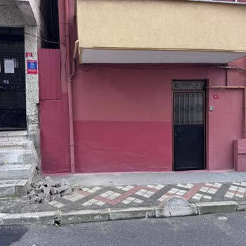 Açıkta Bırakılan Elektrik Kabloları Ve Kaldırım Hasarı Çocuk Ve Engellileri Tehlikeye Atıyor