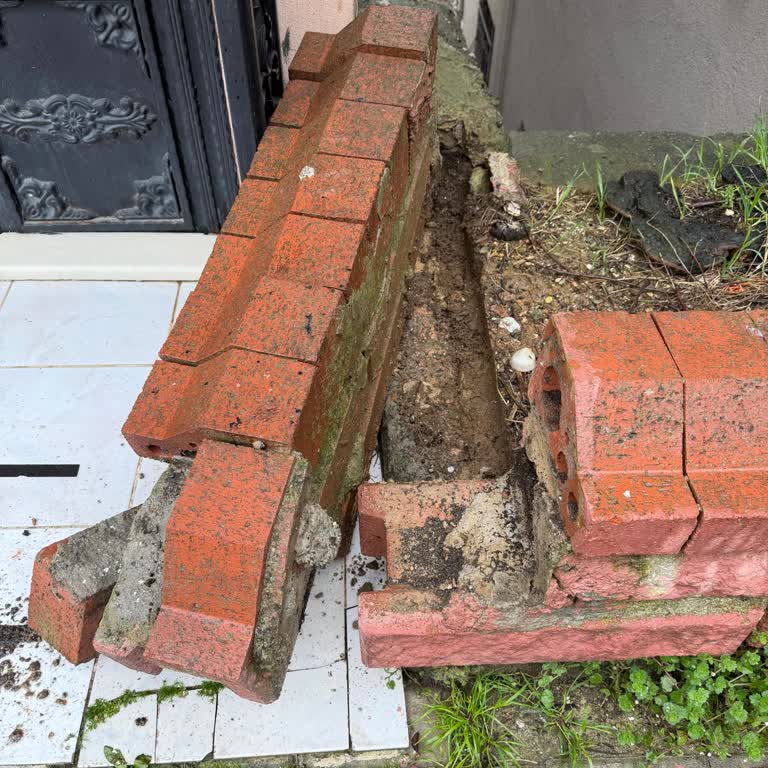 Üsküdar’da Yağış Nedeniyle Çöken Belediye Duvarı Onarılmalı