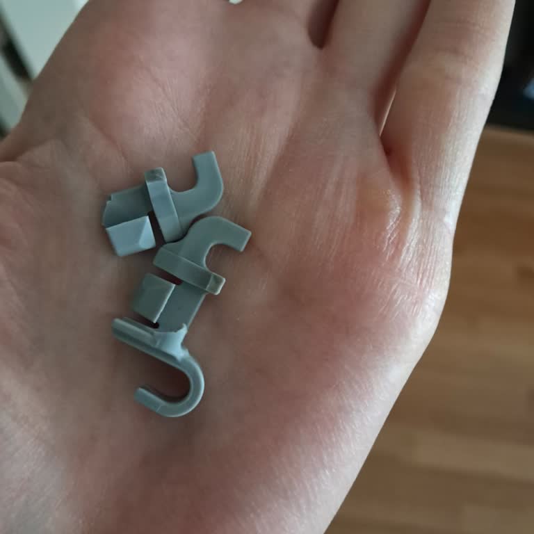 Bosch Bulaşık Makinesinde Alt Sepet Parçası Kırıldı, Yetkili Servis Geri Dönüş Yapmadı